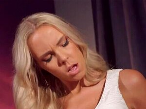 MOMxxx Sexy Tsjechische MILF Florane Russell Rijdt Cowgirl En Krijgt Een Intieme Creampie