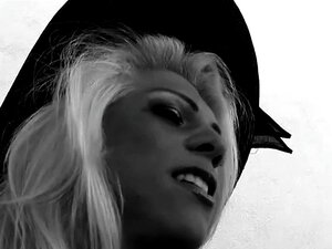 PinkOShemales, A Shemale De Peitos Grandes, Adora Um Pau No Cu