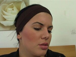 Man finner sin flickvän otrogen med sin styvbror