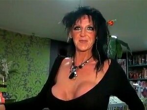 En Una Visita Al Laberinto En Lens, La Gerente, Una Madura Muy Sucia, Se Quita El Tanga Y Nos Muestra A Cuatro Patas Cómo Funcionan Todos Estos Artilugios,