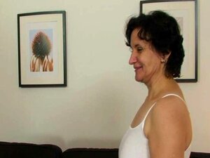 Oud teef neemt twee pikken na poesje toying