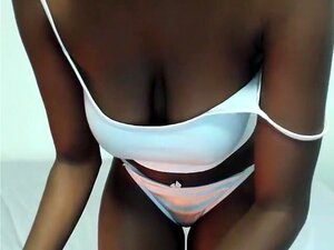 Donker Skinned Vers Babe Flashes Haar Prachtig Decolleté Op T,