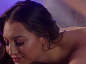 Kijk Hoe Brunette Masseuse Bella Rolland Kutlikkende Bigtits Klant Nu Aan Heeft! - Olie, Schatje, Rimjob Porn Lange Masseuse Bella RollAND Legt Brunette Klant Freya Parker Op De Massagetafel En Smeert Haar Magere Lichaam In. Langzaam Verwijdert Ze Lingeri