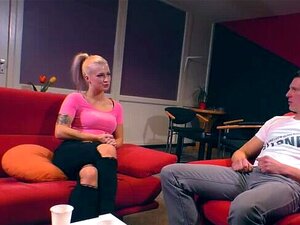 Magere Duitse Blonde Tattoo Teef Met Kleine Tieten Neukt