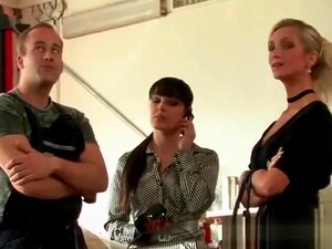 Sletterige Meiden Likken Plas Van Hun Benen,