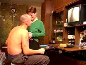 Mutter Erwischt Freund Beim Porno-Russisch-Schauen. Mutter Erwischt Freund Beim Porno-Russisch-Schauen
