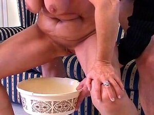 Piddle: Oma In Satin - Leerer Urin Und Knall