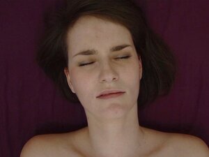 Аматерка доживљава свој први оргазам пичке