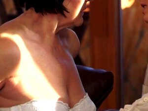 Découvrez Le Plaisir Ultime Lorsque La Beauté D'une Fraîche Femme Satisfait Une Magnifique Femme Mature Avec Ses Talents Séduisants. Une Rencontre Torride à Ne Pas Manquer !