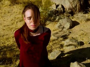 Mala, Okorjela Sluškinja Sadomazohistkinja Brooke Johnson Guta Urin, Dobiva Tvrdu Batinu I Dobiva Grubu Kraljevsku Guzu U Dupe Na Pustim Stijenama Joshua Tree U Ovom Dokumentarcu O Dominaciji