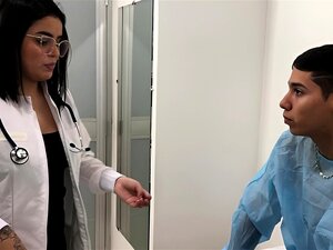 Жена лекар са огромним дупетом помаже свом пацијенту са проблемом ерекције-на руском