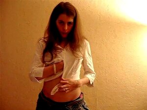 Schattige Schat Babe Trekt Haar Kleren Uit, Ik Hou Ervan Om Striptease Meisjes Uit Hun Kleren Te Zien Gaan, Langzaam En Opwindend. Deze Schattige Babe Trekt Haar Kleren Van Zich Af En Begint Dan Haar Naakte, Roze Kutje Voor Jou Te Wrijven