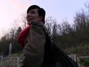 Amatööri Tyttö Puistossa On Valmis Panemaan Ylimääräisestä Rahasta, Kävellessäni Puistossa Lähestyin Tätä Puhetta Tummahiuksinen Englantilainen Kuuma Ja Kerroin Haastattelevani Ihmisiä Valtavirran Televisioon. Tuskin Minkään Kysymyksen Jälkeen Kysyin Häne