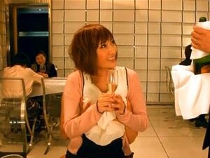 Јавно јебање отежава једење за Кирару Асуку, Кирара Асука дефинитивно преузима ризик, јер иако је у јавној трпезарији, пали се што јој тело буде откривено где год може да види. Њена пичка је откривена испод стола, али