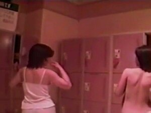 Podglądacz Z Lat 90. Z Kamkorderem VHS. Musiało Być Trudno Ukryć Te Stare, Nieporęczne Kamery,