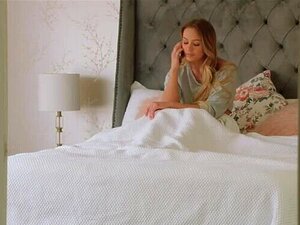 Ervaar De Intense Passie Wanneer Ze Zich Overgeeft Aan Haar Krachtige Zwarte Huisgenoot. Je Zult Niet Geloven Wat Er Gebeurt Wanneer Hij De Controle Neemt. Maak Je Klaar Voor Een Wilde Rit!