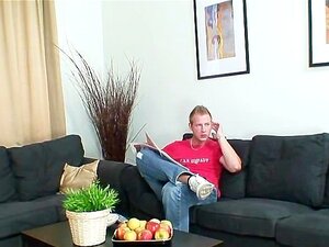 Напаљен тип јебе маму њене девојке