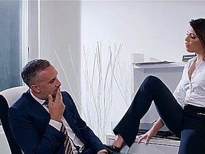 Adriana Chechik Pronašla Je Najbolju Kremu Za Lice. Keiran Lee Već Dugo Radi S Ovom Požudnom Brinetom, Ali Tek Danas Ju Je Jebao U Mokru Pičku Svojim Velikim Kurcem, A Zatim Joj Svršio Na Lice