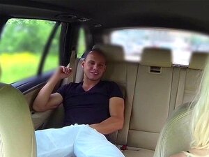 Blondi Taksikuski Pyysi Asiakasta Panemaan