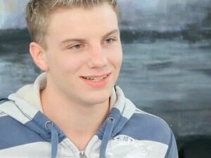 GayCastings Isokyrpäinen Shortsi Saa Kyytiä Casting-agentilta