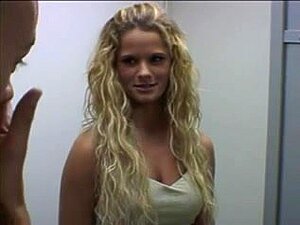Die Babe Ramde Femdom Hem In De Troonzaal,