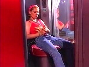 Verse Chick Vingert Haar Smakelijke Natte Kutje., Mooie Verse Chick Ziet Er Geweldig Uit Terwijl Ze Haar Sexy Benen Spreidt En Haar Smakelijke Vochtige Kutje Vingert