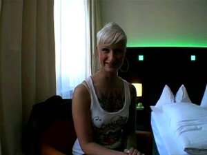 Tätowierte Schlampe Wird Zum Ersten Mal Vor Der Kamera Gefickt. Tätowierte Schlampe Wird Zum Ersten Mal Vor Die Kamera Gefickt