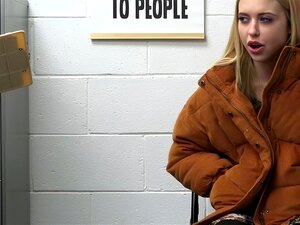 Плавуша Цхлое Цхерри осумњичена је за крађу робе, али то пориче. Позива своју маћеху Аалиах Лове која би јој могла помоћи. Убрзо Аалиах склапа договор са чудним перверзним полицајцем како би могли отићи без укључивања полицајаца