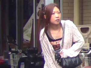 Ανατολίτισσα πουτάνα κατουράει σε στενό. Παράξενη ανατολίτισσα πουτάνα πιάστηκε στην κάμερα να κατουράει στο σοκάκι