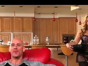 Une Femme Au Foyer Blonde Aux Gros Nichons Aide Son Mec à Célébrer Le Steak Et La Journée De Pipe