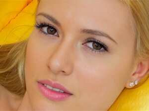 Секси плава полусестра показује своје секси тело у 4K. Слатка плава полусестра приказује своје секси тело у 3K Нежно се мази и воли осећај да је гледају