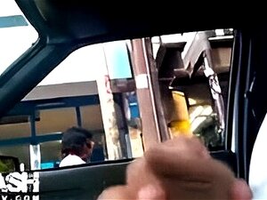 Koe Jännitystä Autokohtaamisessa. Nämä Kuumat Naiset Tietävät, Miten Saada Moottorisi Hurisemaan. Kiinnitä Turvavyösi Villille Matkalle Car DickFlash Twon Kanssa!