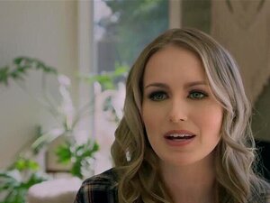 La Linda Rubia Scarlett Sage Se Masturba Con Pasión Y Se Folla Con Los Dedos Calientes Después De Posar Apasionadamente En Lencería Caliente. La Hermosa Chica De Tetas Pequeñas Posó Totalmente Desnuda. Cutie Descubrió Su Lindo Cuerpo Y Comenzó A Jugar Con