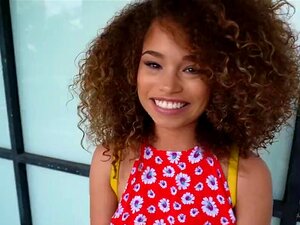 Коврџава природна црнкиња изјебана из перспективе