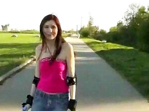 Η μωρό του Rollerskate πείστηκε να κάνει δημόσιο σεξ και να χύσει