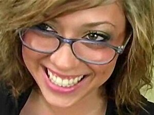 La Linda Y Caliente Amateur Keesha Knight Chupa La Polla De Un Extraño Para Darle Semen En Sus Gafas