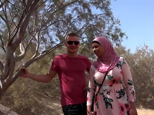 Муслиманска курва пуши курац док клечи испред фрајера, ова риба воли много