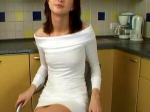 Naken Och Upphetsad Sötnos Går Och Gnider Fittan Hårt