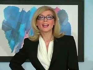 Klaar Om Je Fetisj Verlangens Te Vervullen? Bekijk Onze Nieuwste Video! Kijk Hoe Deze Geschoren Schoonheid Je Een Fantastisch Uitzicht Geeft Waar Je Geen Genoeg Van Krijgt.