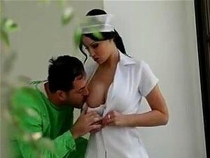 Сестра пружа руку помоћи,