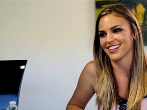 Lizanje Lezbijki U Donjem Rublju. Lezbijke U Donjem Rublju Ližu Pičke I Trljaju Se