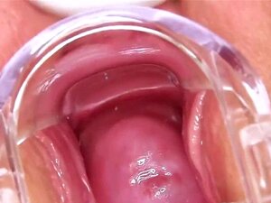 Zła Czeska Nimfomanka Rozciąga Swoją Wąską Cipkę Do ONZ. Soczysta Czeska Centrofold Rozciąga Ogoloną Cipkę I Wkłada Pompkę Do Cipki Głęboko, Osiągając Najlepszy Orgazm