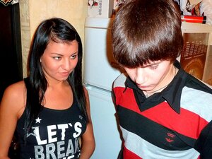 Gut Aussehende Brünette Karen Wird Von Einem Harten Schwanz Im Doggy-Style Gefickt