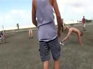 Crazy College Hazing Se Déroule à La Plage