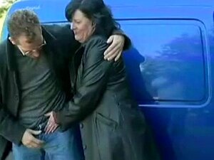 Galna Gamla Mamman Blir Hårt Knullad Och Suger En Stor Saftig Kuk