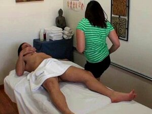 Aziatische Masseuse Zuigt Voor Geld. Aziatische Therapeut Blaast Voor Wat Extra Geld