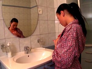 Utrolig Pornostjerne Klaudia Hot I En Fantastisk Onani, Brasiliansk Sexscene, Klaudia Hot Er En Barmfager Babe Som Elsker å Bli Ren I Dusjen. Når Hun Er Knirkende Og Frisk, Tørker Hun Av Og Kommer Til å Jobbe Med Fitta Med Sin Hvite Vibrator. Hun Stimuler