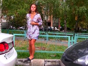 Intrigerende Openbare Naaktheid Door Schattig Russisch Amateurmodel. Amateur Openbare Video Verrast Met Verbluffende Russische Babe Die Haar Natuurlijke Tieten En Geschoren Kut In De Frisse Lucht Laat Zien
