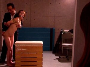 Oskyldig Asiatisk Sötnos Tittar På BDSM-action, Oskyldig Asiatisk Sötnos Blir Upphetsad Medan Hon Tittar På BDSM-action Med Tatuerad Babe