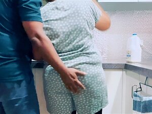 Romantični Indijski Par-Supruga Spanked Na Magarca, Zadirkivanje Prstima I Stiskanje Tits U Kuhinji